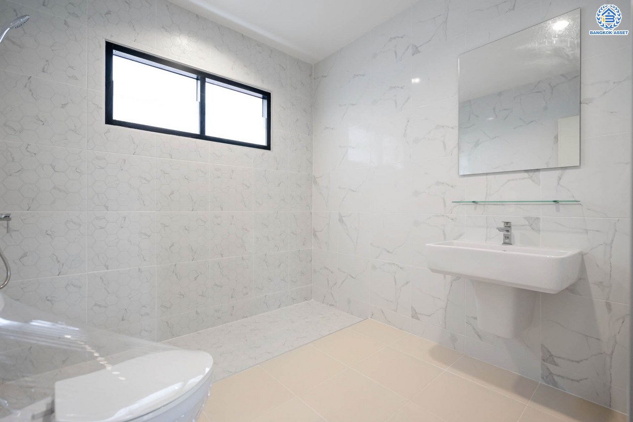 บ้านมือสองตกแต่งใหม่ ม.สัณห์ติสุข สรงประภา บ้านแฝดหลังมุม เนื้อที่ถึง 51.8 ตร.ว. ฟังก์ชัน 3 ห้องนอน 2 ห้องน้ำ 1 ห้องอเนกประสงค์ จอดรถได้ 2 คัน บนทำเลศักยภาพ เชื่อมต่อหลายเส้นทาง ใกล้ทางด่วน "ศรีรัช" และโรบินสัน ศรีสมาน